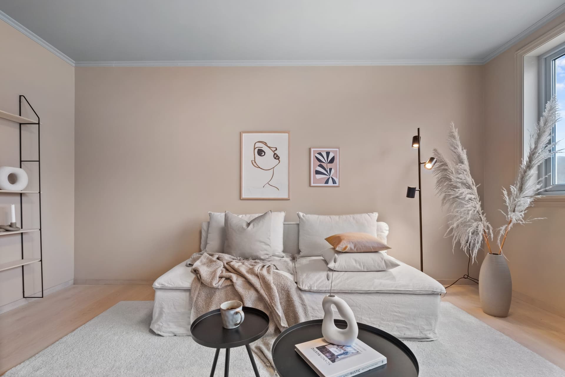 Stilfullt forberedt stue klar for boligfoto